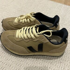 Veja sneakers size 7 US, 38 EUR